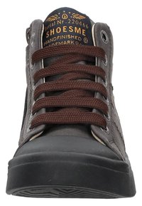 Bruine hoge schoenen met een rubberen zool, metalen oogjes en bruine veters. Voorzien van een reliëf merklogo op een marineblauwe tong. Gladleren textuur.