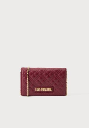 Bordeauxrote gesteppte Lederclutch mit goldener Kette und goldener "LOVE MOSCHINO" Logoplakette vorne.