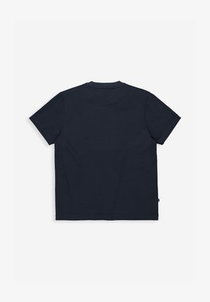 Effen donker marineblauw T-shirt met korte mouwen, getoond van de achterkant met een ronde halslijn op een witte achtergrond.