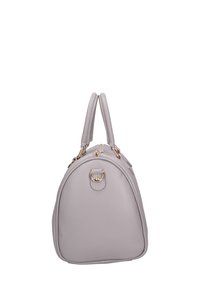 Borsa a tracolla in pelle grigia chiara con forma arrotondata, due manici, dettagli in metallo dorato e chiusura zip. Texture liscia con dettagli minimi.