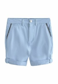 Pantaloni corti in cotone azzurro chiaro con una texture liscia, caratterizzati da orli arrotolati e tasche con zip con accenti neri. Design sartoriale.