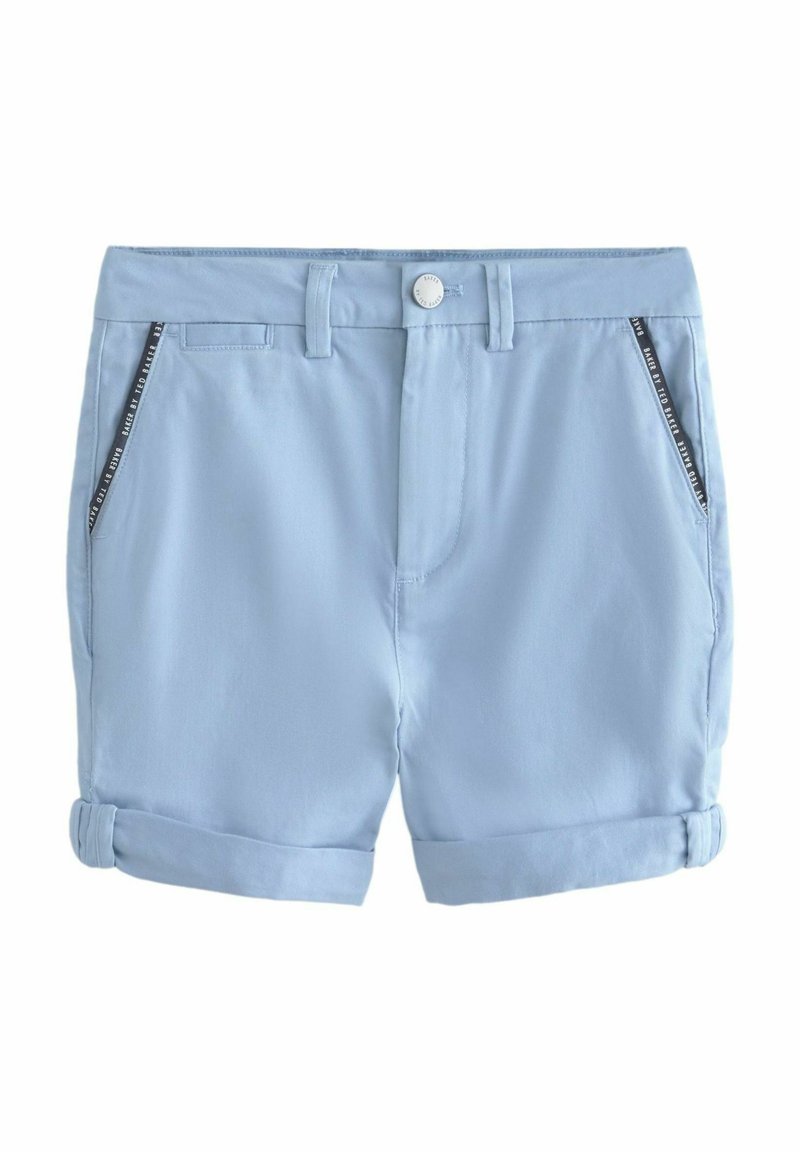 Pantaloni corti in cotone azzurro chiaro con una texture liscia, caratterizzati da orli arrotolati e tasche con zip con accenti neri. Design sartoriale.