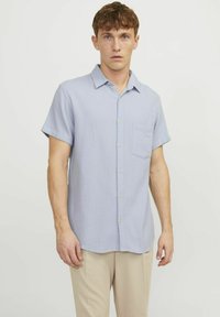 Lichtblauw kortearmsgem shirt met een gestructureerd patroon, knoopsluitingen aan de voorkant en een borstzak; gemaakt van geweven stof.