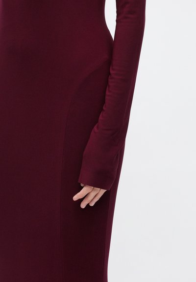 Bordoopunane istuv kleit pikkade varrukatega, valmistatud siledast kangast. Omab küljetaskut ja stiilset siluetti.