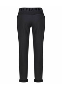 Schwarze Hose mit einem breiten elastischen Bund, der das Logo "ELBSAND" zeigt. Verfügt über ein einfaches, gerades Bein-Design und umgeschlagene Säume. Aus weichem Material.