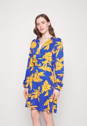 ONLY Tall ONLALMA LIFE RILEY DRESS  - Denné šaty - dazzling blue rustic leaf