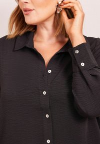 Curves Like These REGULAR FIT - LONG SLEEVE - Košilová halenka  - black