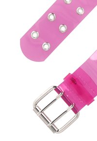 Rosa genomskinlig silikonrem med metallöglor och en silvermetallspänne. Rundad ände och slät textur.