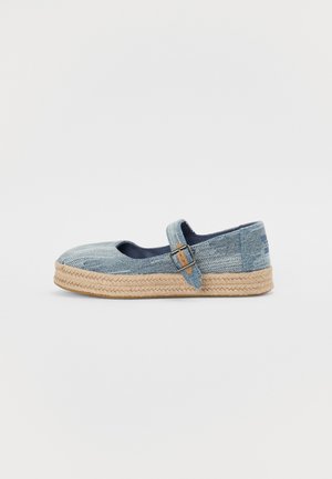 Niebieskie jeansowe buty Mary Jane z plecioną podeszwą na platformie z juty i regulowanym paskiem z klamrą na białym tle.