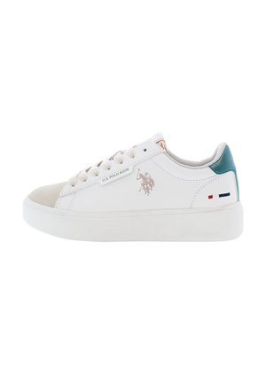 Sneaker bianco con punta in suede, dettaglio sul tallone in teal e logo stampato. Presenta una superficie liscia, lacci rotondi e suola testurizzata.