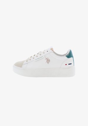 Sneaker bianco con punta in suede, dettaglio sul tallone in teal e logo stampato. Presenta una superficie liscia, lacci rotondi e suola testurizzata.