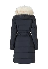 Puffetjakke i marinblå med indsnøret talje, der har en aftagelig hætte med pelsfor, og en quiltet design med vandret syninger.