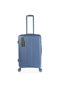 Maleta rígida de color azul claro con una superficie texturizada, mango extensible, cuatro ruedas y un acento de logo dorado en la parte frontal.