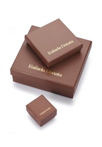Cajas de regalo marrones con un acabado brillante, que presentan el texto "Rafaela Donata" en dorado. Tres tamaños están apilados sobre un fondo blanco.