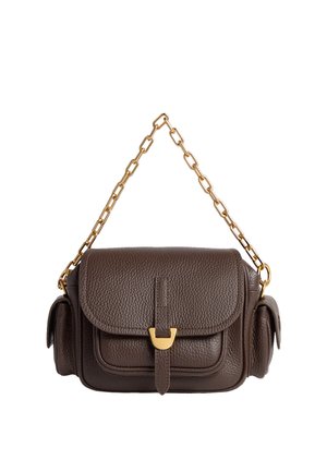 Borsa a tracolla in pelle marrone con finitura texture, tracolla in catena dorata, pattina frontale e dettaglio con chiusura. Tasche laterali per una maggiore funzionalità.