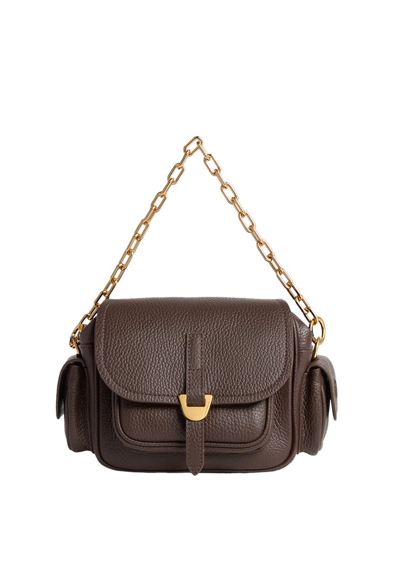 Borsa a tracolla in pelle marrone con finitura texture, tracolla in catena dorata, pattina frontale e dettaglio con chiusura. Tasche laterali per una maggiore funzionalità.