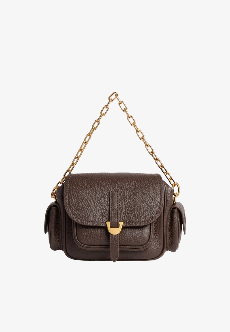 Hnědá kožená crossbody taška s texturovaným povrchem, zlatým řetízkovým popruhem, předním klopovým uzávěrem a detaily na sponě. Boční kapsy zvyšují funkčnost.