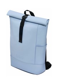Hellesblauer Rolltop-Rucksack aus strapazierfähigem Material, ausgestattet mit einem verstellbaren schwarzen Tragegurt, einer Seitentasche und einer glatten Oberflächenbeschaffenheit.