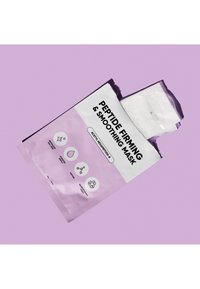 Peptid-Festigungs- und Glättungsmaske in lila-weißer Verpackung. Enthält Symbole für Vorteile: Glättung, Feuchtigkeitsspendend und Peptide.