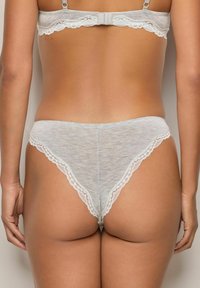 Grå trusse med blonder, lavet af blødt, struktureret materiale, med et lavtaljet design og fine blondekanter.