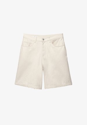 Bežové denimové šortky s voľným strihom, designom s piatimi vreckami a zapínaním na prednom konci. Tkanina má jemnú textúru a čistý lem.