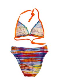 Zestaw bikini w wielokolorowy pasowy wzór. Górna część ma pomarańczowe wykończenia oraz zapięcia na szyi; dolna część charakteryzuje się podobnymi pasami i elastycznym pasem.