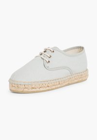 Espadrilles in tela grigia chiara con suola in juta beige, dotate di due occhielli e lacci, punta rotonda e superficie liscia.