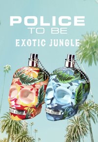 Två parfymflaskor formade som skallar med tropiska lövmönster i livfull orange och blått. Silverdetaljer förhöjer designen.