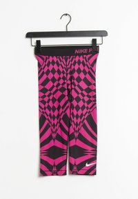 Nike capri leggings met een geometrisch patroon in roze en zwart, gemaakt van rekbaar materiaal, met een zwarte tailleband en logo-detail.