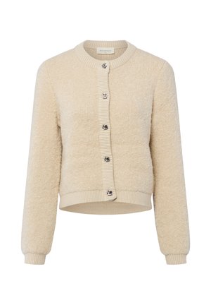Beige gebreid vest met een pluizige textuur, geribbelde manchetten en zoom, en zes zilveren knoopsluitingen aan de voorkant. Ronde halslijn.