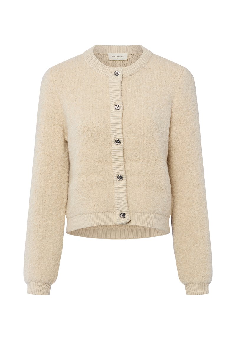 Beige gebreid vest met een pluizige textuur, geribbelde manchetten en zoom, en zes zilveren knoopsluitingen aan de voorkant. Ronde halslijn.