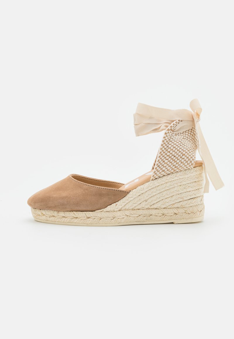 Scarpe con tacco in suede marrone con suola in juta intrecciata, punta affusolata e retro aperto. Presentano una sovrapposizione in rete intrecciata e un morbido nastro da legare.