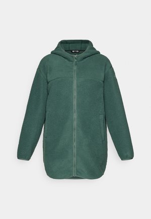 Giacca in pile verde con cappuccio, zip frontale e tasche laterali, esposta su uno sfondo bianco semplice.