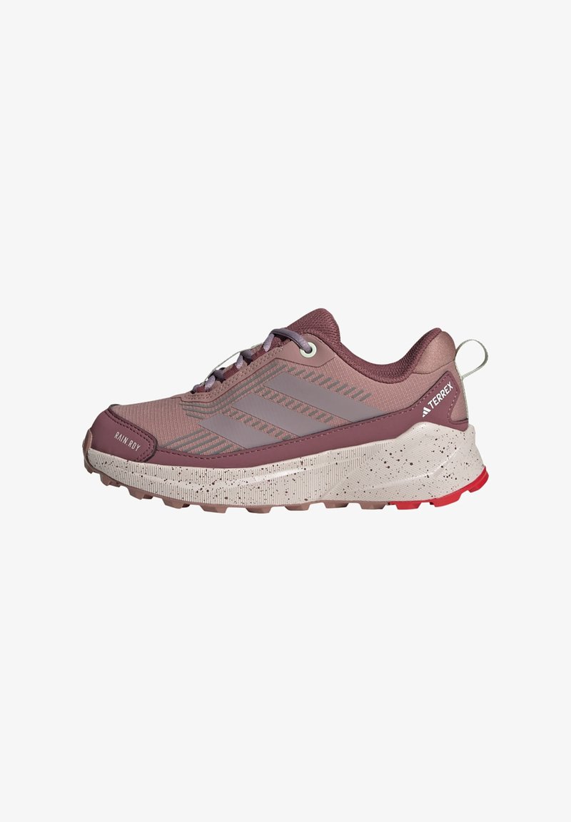Sportschuh mit einem Obermaterial in Pink und Grau, Netzpaneelen und einer strukturierten Sohle. Verfügt über eine abgerundete Zehenpartie und eine Zuglasche hinten.