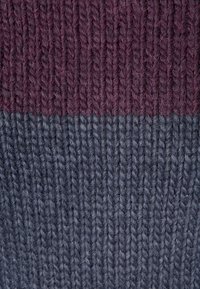 Stickad tyg med en horisontell tvåfärgad design i mörkgrå och burgundy; tydlig textur med synliga stygn.