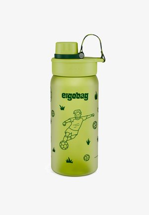 Grüne Sportwasserflasche mit Klappdeckel, Trageschlaufe, "ergobag"-Logo und Illustrationen eines Jungen, der einen Fußball kickt, sowie Grasflecken.