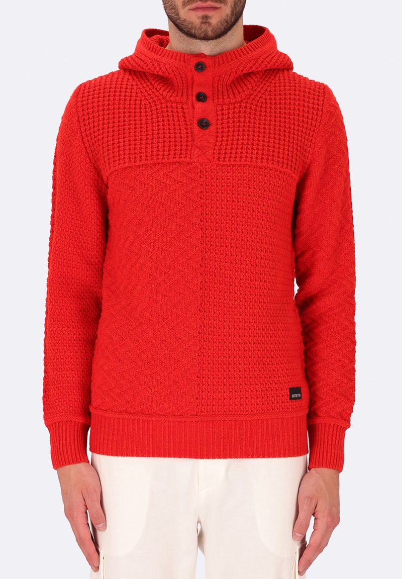 Maglione rosso lavorato a maglia con cappuccio, caratterizzato da un motivo testurizzato, tre bottoni sul collo e polsini e orlo a coste.