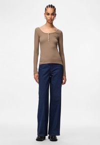 Pieces PCKITTE - Langærmet T-shirt - fossil