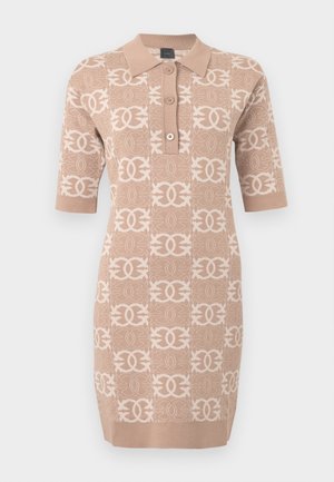 Beżowa dzianinowa sukienka z kołnierzykiem, krótkim rękawem i powtarzającym się wzorem logo w jaśniejszym odcieniu. Posiada trzy guziki z przodu.