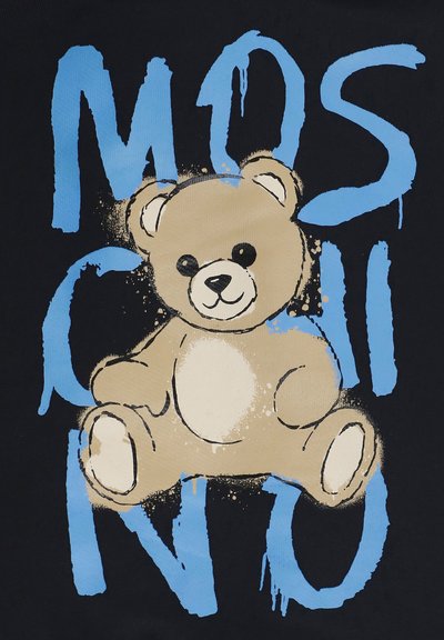 Grafica di un orsetto di peluche beige con occhi e naso neri, seduto sopra grandi lettere stilizzate blu su uno sfondo nero.