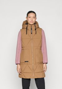 Giubbotto imbottito marrone trapuntato con cappuccio, maniche rosa e zip frontale. Presenta lacci neri e un'etichetta all'orlo.
