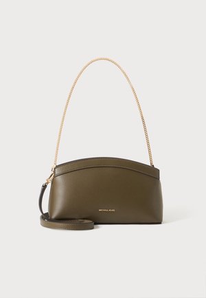 Sac à main Michael Kors vert olive avec bandoulière en chaîne dorée, dessus courbé et petit logo doré sur le devant, présenté sur fond blanc.