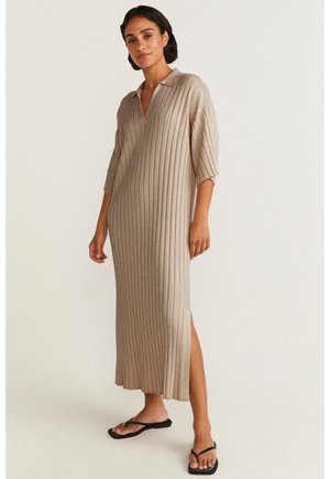 - Sukienka dzianinowa