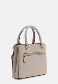 Szara syntetyczna torebka o ustrukturyzowanym kształcie, z dwoma górnymi uchwytami, złotym wykończeniem i kieszenią na zamek błyskawiczny z tyłu.