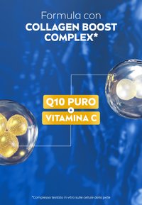 Formula Collagen Boost Complex. Ingrandimento di capsule rotonde e trasparenti con accenti dorati, su uno sfondo blu. Il testo evidenzia il Q10 e la Vitamina C.