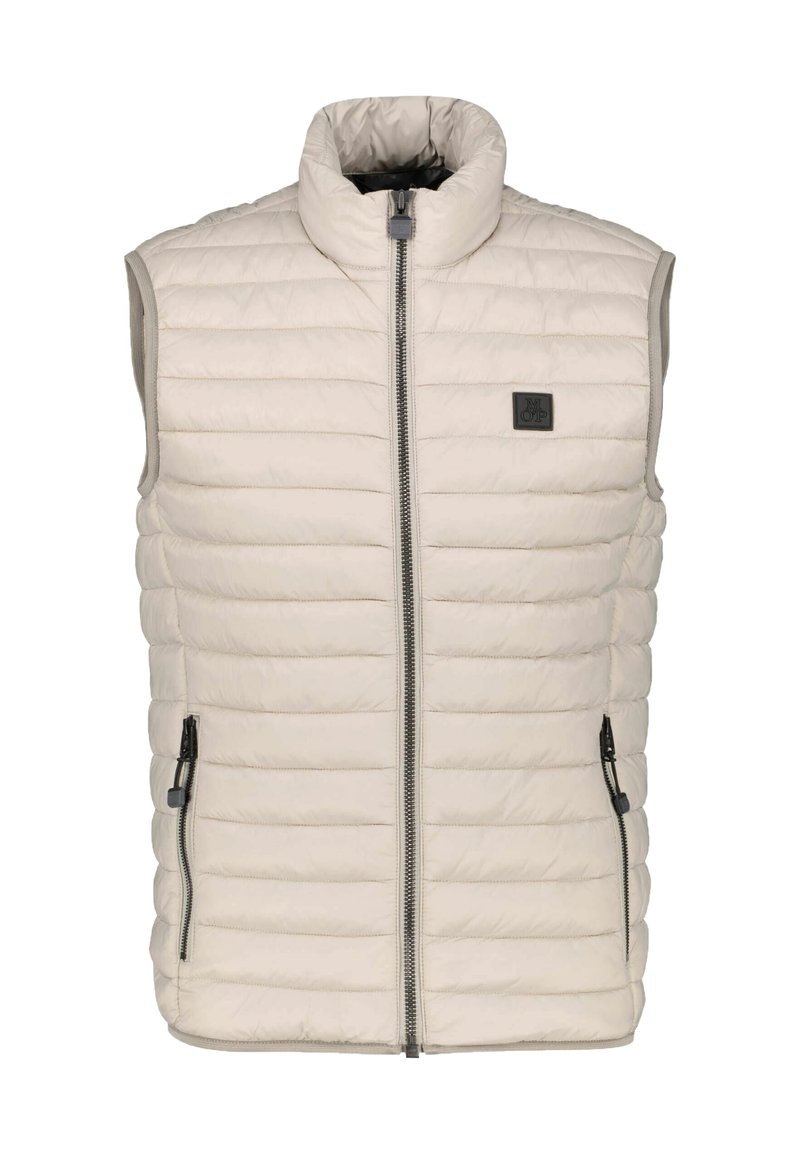 Hellbeige Puffer-Weste mit hohem Kragen, frontaler Reißverschluss und zwei Seitentaschen. Horizontal gestepptes Muster mit diskretem Logo-Detail.