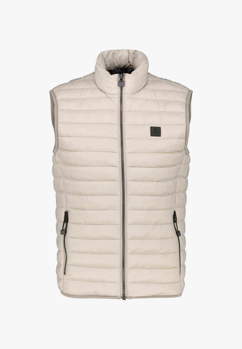 Hellbeige Puffer-Weste mit hohem Kragen, frontaler Reißverschluss und zwei Seitentaschen. Horizontal gestepptes Muster mit diskretem Logo-Detail.