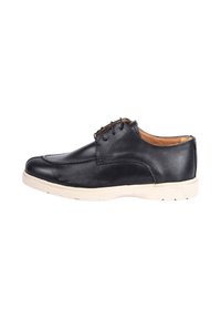 Scarpa nera in pelle con finitura liscia, dotata di suola in gomma bianca, sistema di allacciatura chiuso e design della punta arrotondata.
