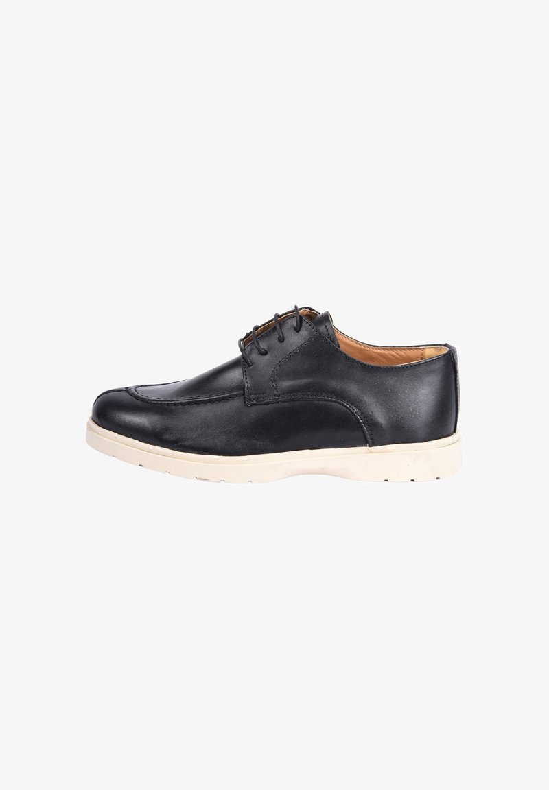 Scarpa nera in pelle con finitura liscia, dotata di suola in gomma bianca, sistema di allacciatura chiuso e design della punta arrotondata.