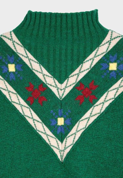 Zeleni pleteni pulover s rebrastim visokim ovratnikom. Ima V-oblikovani vzorec z rdečimi, modrimi in rumenimi cvetličnimi motivi, obrisanimi v kremasti barvi.